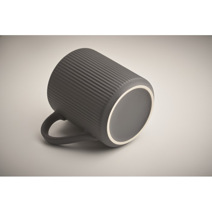 Taza de cerámica estriada