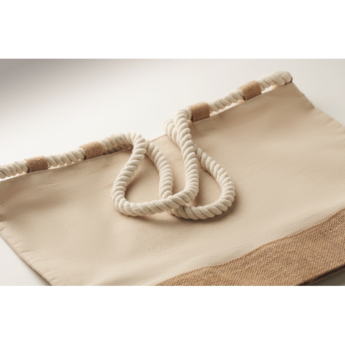 Bolsa de playa de algodón y yute con asas de cuerda.