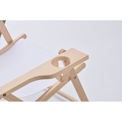 Tumbona fabricada en madera y poliéster