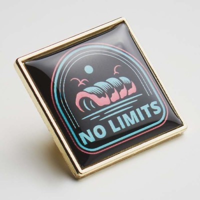 Pin fabricado en metal con doming cuadrado