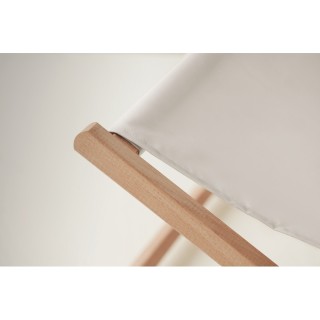 Tumbona fabricada en madera y poliéster