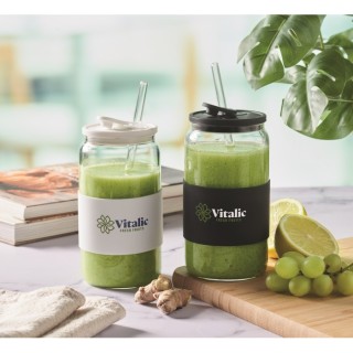 Vaso de vidrio con pajita